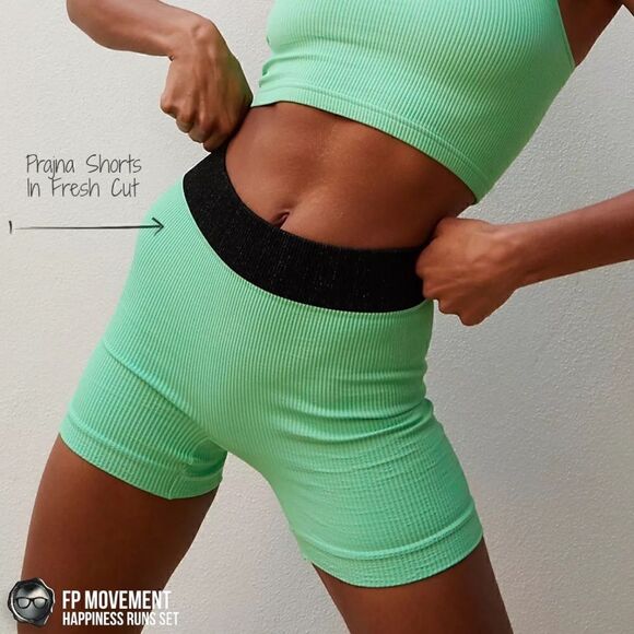 FP MOVEMENT HAPPINESS RUNS SET: PRAJNA SHORT + SQUARE NECK BRA IN GREEN & BLACK - Picture 3 of 15